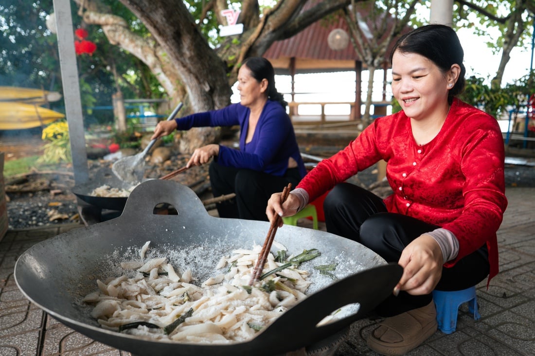 I turisti occidentali esprimono la loro sorpresa e la loro gioia nell'aver potuto vivere il Tet nel delta del Mekong - Foto 8.