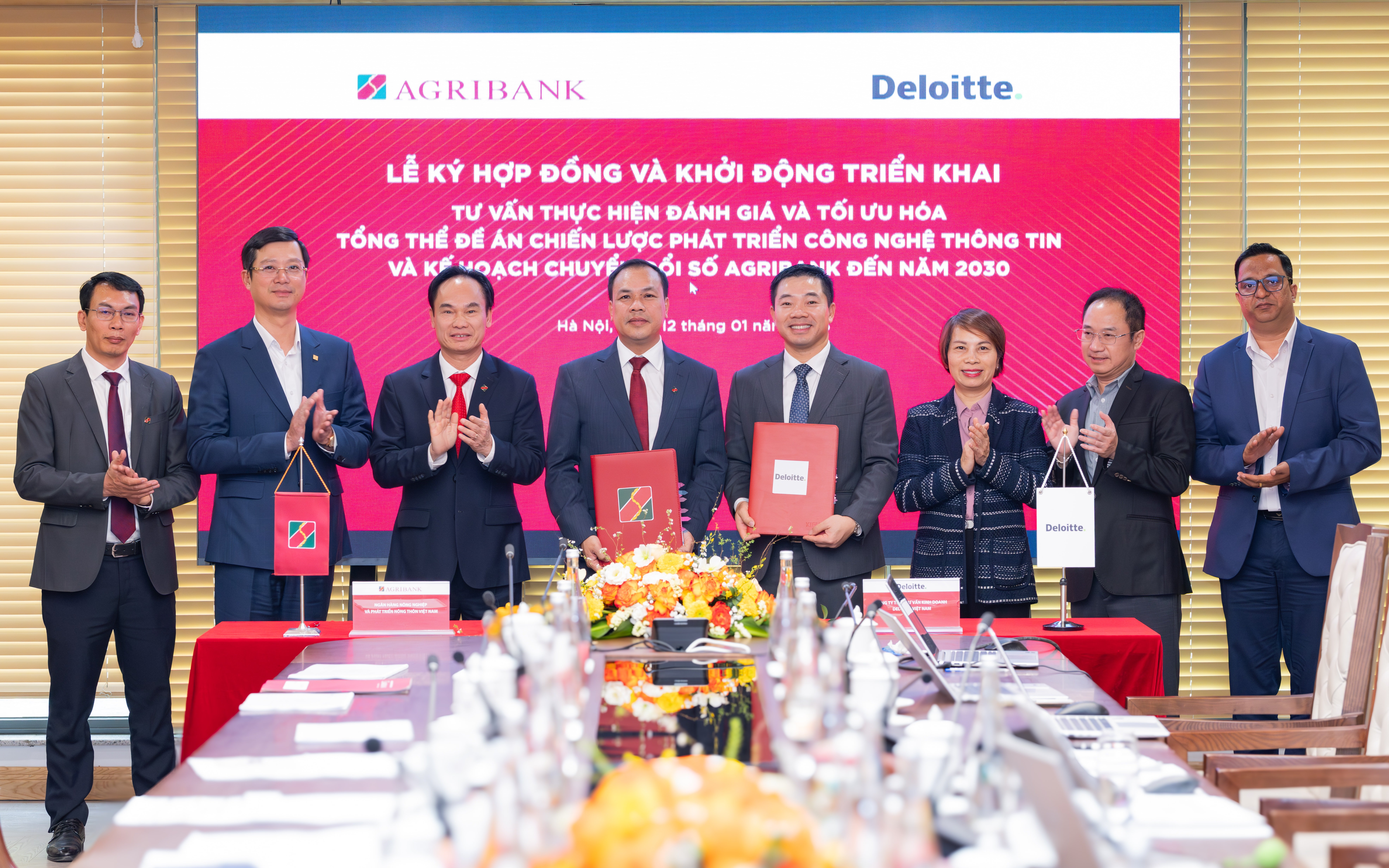 写真6 - 契約書に署名するAgribankとDeloitte Vietnamの代表者。