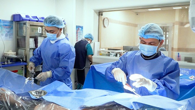 Can thiệp thành công ca tái hẹp nặng trong stent mạch vành đặt ở nước ngoài - Ảnh 1.