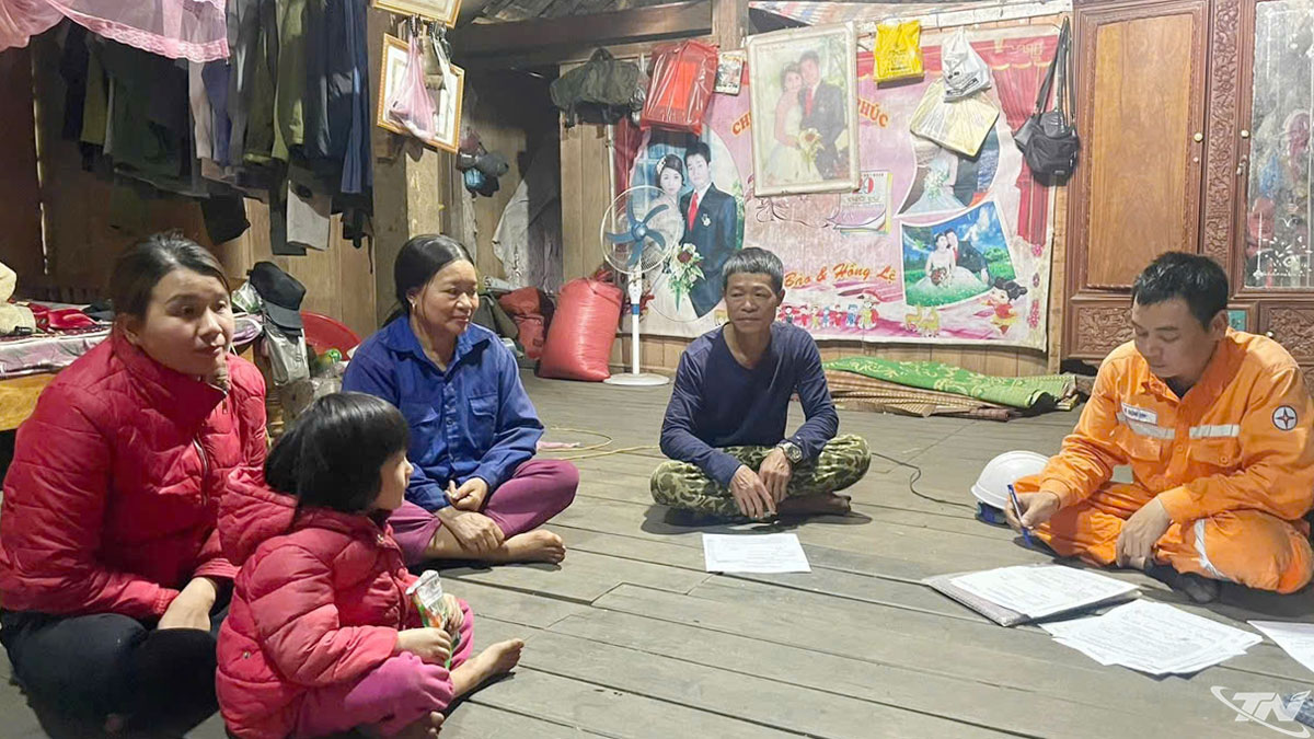 The Cho Don Area Electricity Management Team signed contracts and finalized electricity purchase and sale documents with customer households in Khuoi Tao village, Yen Phong commune.