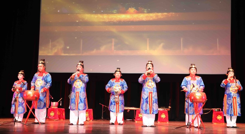 Una spettacolare esibizione artistica dell'ensemble musicale della corte reale di Hue. (Foto: VNA)