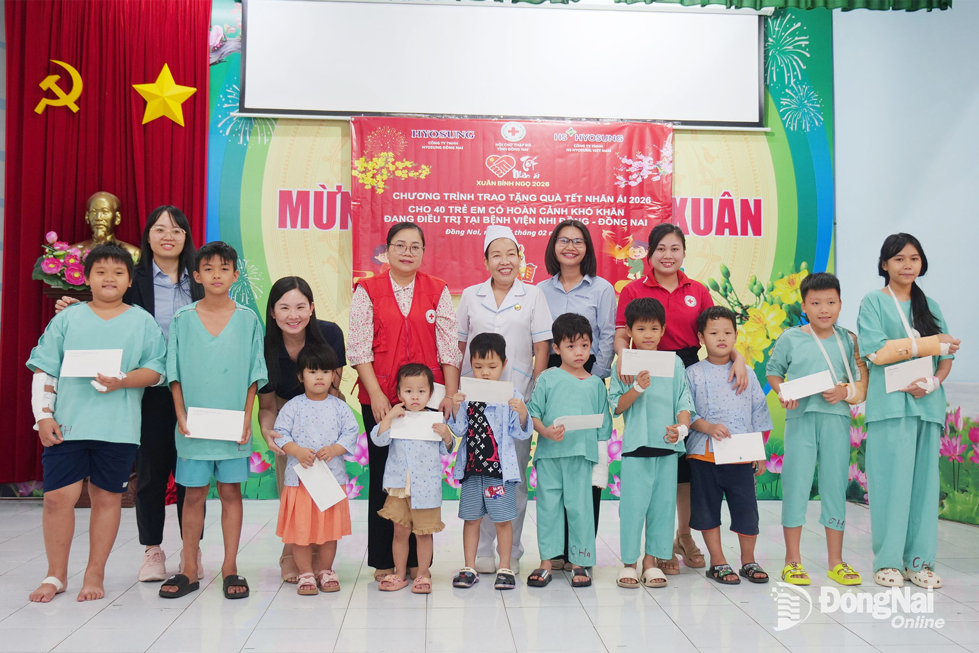 Đại diện các đơn vị trao tặng quà Tết cho các bệnh nhi đang điều trị tại Bệnh viện Nhi đồng Đồng Nai. Ảnh: Hạnh Dung