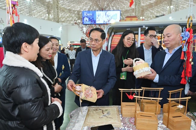 Phó Thủ tướng: Duy trì và làm phong phú các hoạt động văn hóa, nghệ thuật vùng miền tại Hội chợ Mùa Xuân - Ảnh 2.
