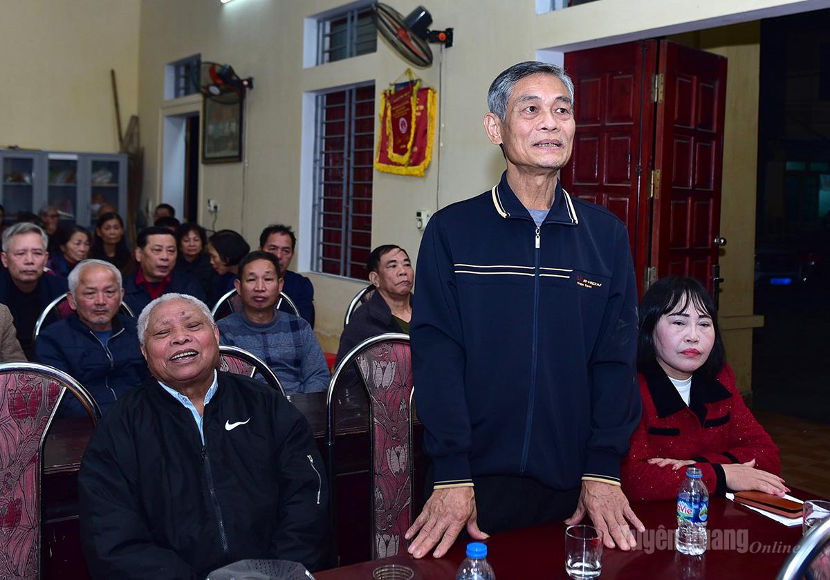 Wähler aus dem Wohngebiet Tan Quang 10 im Stadtbezirk Minh Xuan äußerten auf der Versammlung ihre Meinungen.