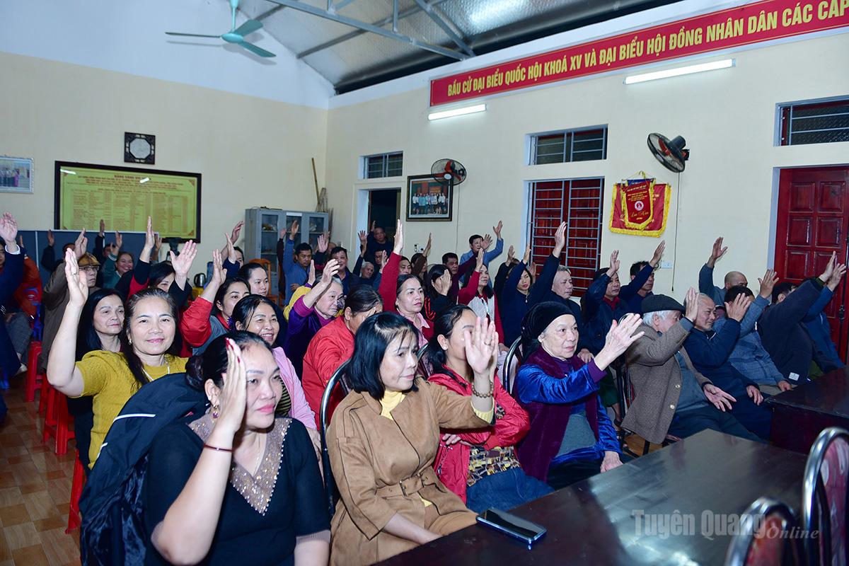 100 % der Wähler im Wohngebiet Tan Quang 10, Bezirk Minh Xuan, stimmten einstimmig für die Nominierung von 1 Kandidaten für die 16. Nationalversammlung und 2 Kandidaten für den Volksrat auf Gemeindeebene für die Amtszeit 2026-2031.