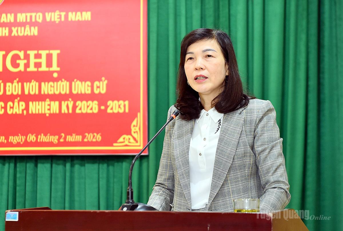 Genossin Pham Thi Minh Xuan, stellvertretende Vorsitzende des Provinzvolksrats, die die Kandidaten der Gruppe Tan Ha 13 vertritt, hielt eine Rede auf der Konferenz.