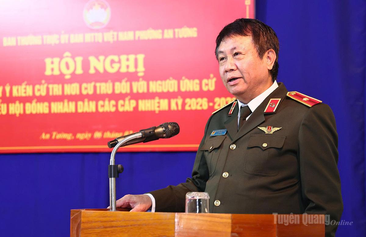Generalmajor Nguyen Duc Thuan, Mitglied des Ständigen Ausschusses des Provinzparteikomitees und Direktor der Provinzpolizei, hielt auf der Konferenz eine Rede.