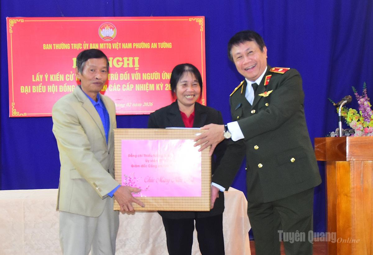 Generalmajor Nguyen Duc Thuan, Mitglied des Ständigen Ausschusses des Provinzparteikomitees und Direktor der Provinzpolizei, überreichte Vertretern der Wohngruppe 10 im Stadtteil An Tuong Geschenke zum Tet-Fest.