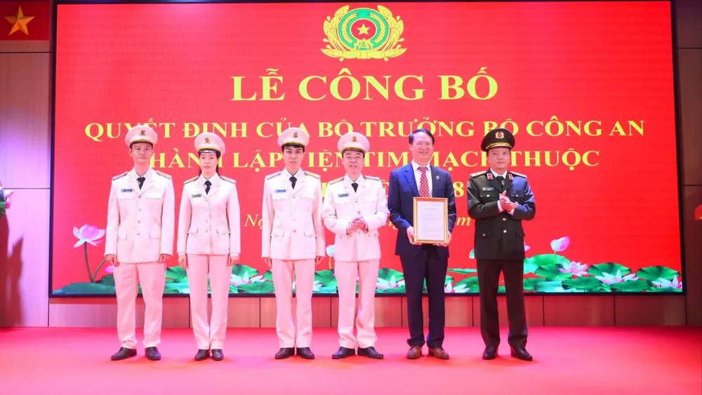 Thứ trưởng Đặng Hồng Đức trao quyết định của Bộ trưởng Bộ Công an về việc thành lập Viện Tim mạch thuộc Bệnh viện 19-8