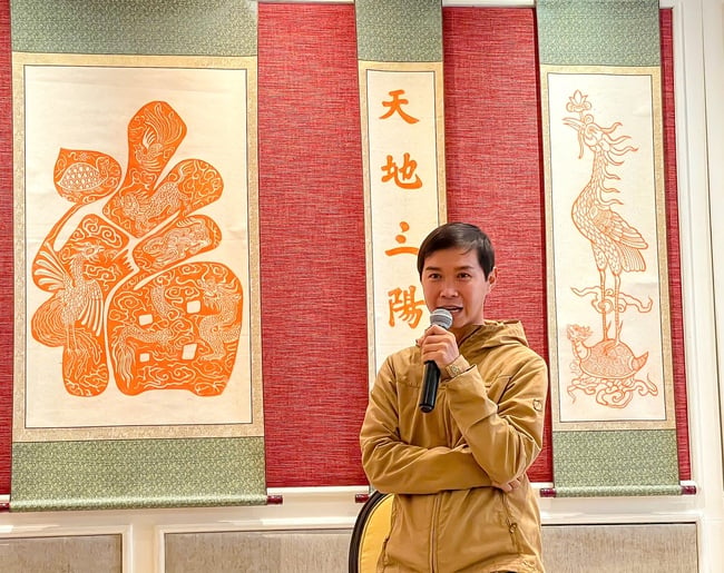 Raviver l'artisanat traditionnel de la fabrication du Liễn (un type de rouleau vietnamien) dans le village de Chuồn : ramener le patrimoine de la peinture populaire vietnamienne dans la vie contemporaine - Photo 1.