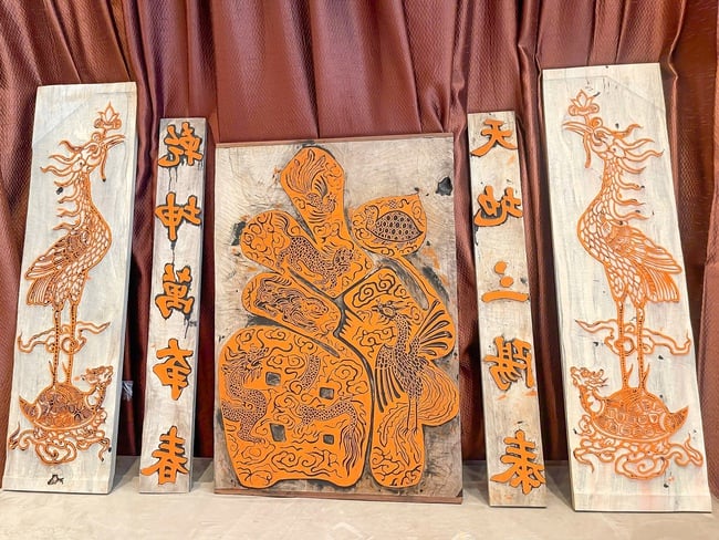 Raviver l'artisanat traditionnel de la fabrication du Liễn (un type de rouleau vietnamien) dans le village de Chuồn : ramener le patrimoine de la peinture populaire vietnamienne dans la vie contemporaine - Photo 2.