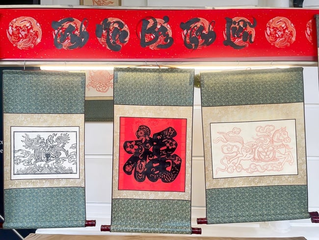 Raviver l'artisanat traditionnel de la fabrication du Liễn (un type de rouleau vietnamien) dans le village de Chuồn : ramener le patrimoine de la peinture populaire vietnamienne dans la vie moderne - Photo 3.
