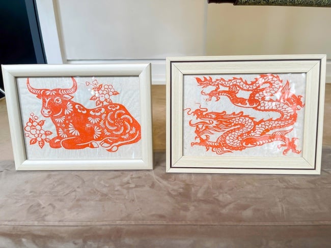 Raviver l'artisanat traditionnel de la fabrication du Liễn (un type de rouleau vietnamien) dans le village de Chuồn : ramener le patrimoine de la peinture populaire vietnamienne dans la vie contemporaine - Photo 4.