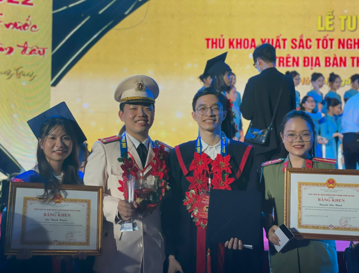 Nguyen Manh Hung (third from the left) at the valedictorian award ceremony at Van Mieu National University, 2022.