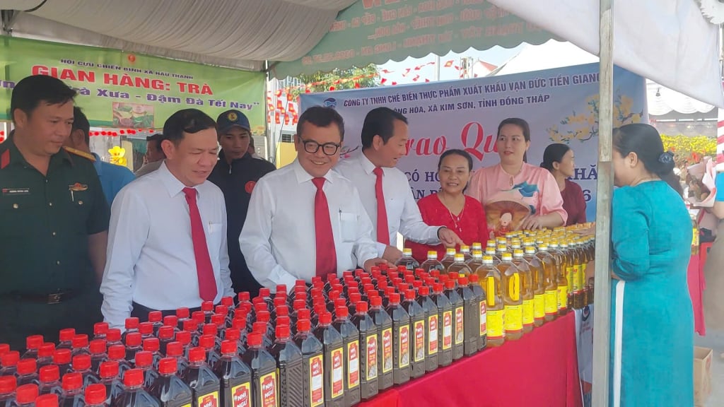 Il membro del Comitato permanente del Comitato provinciale del Partito e capo del Dipartimento degli affari interni della provincia di Tay Ninh, Truong Nhat Quang, insieme ad altri leader locali, ha visitato la mostra.