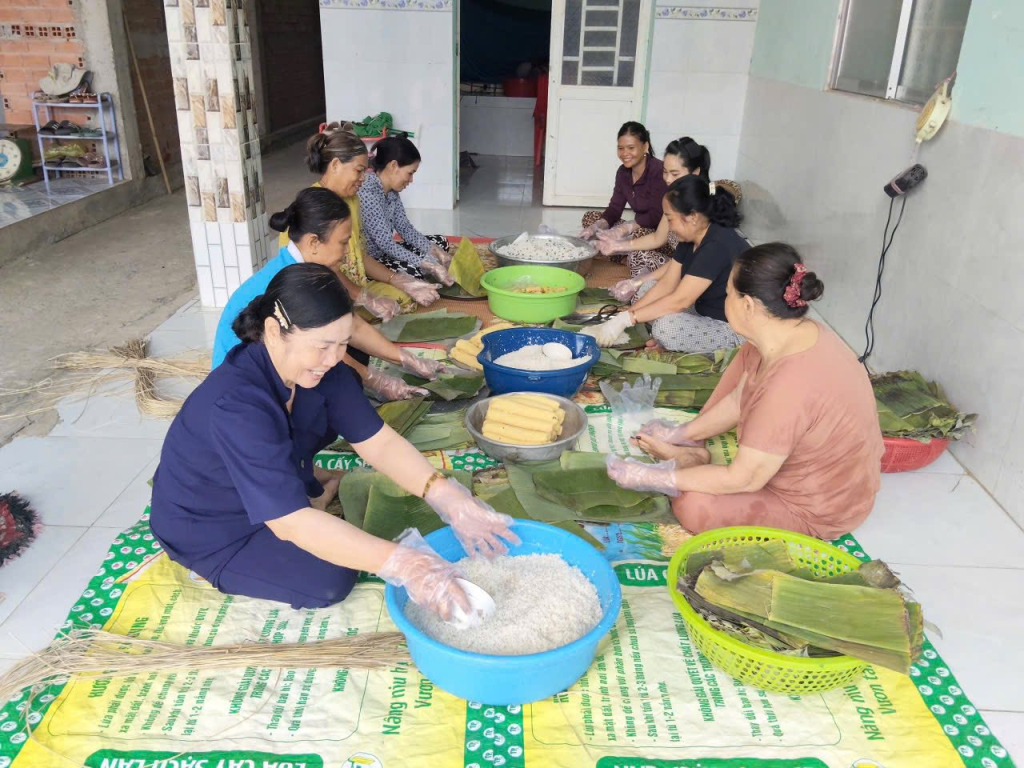 Le squadre hanno avvolto con entusiasmo i banh tet (tortine vietnamite di riso glutinoso).