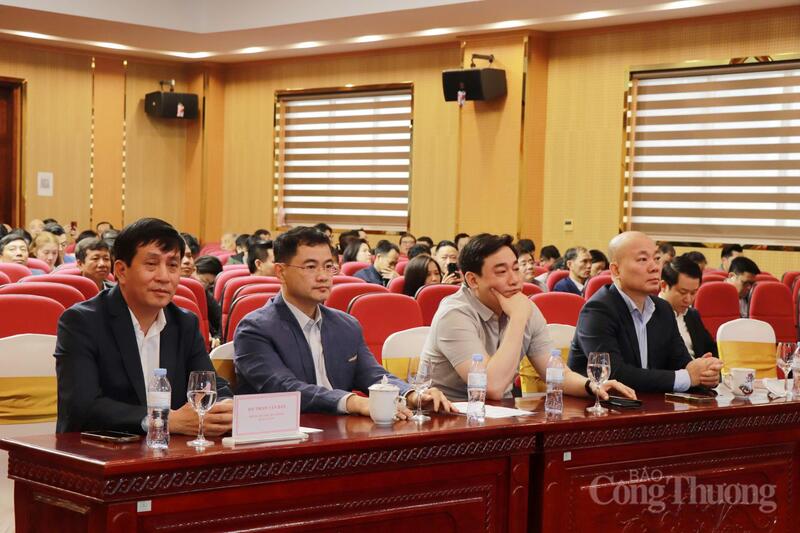Galería fotográfica: Organizaciones del Partido dependientes del Comité del Partido del Ministerio de Industria y Comercio que estudian la Resolución del XIV Congreso Nacional del Partido - 2
