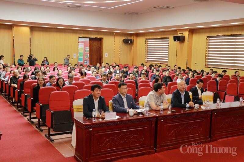 Al punto de encuentro asistieron miembros del Comité Permanente, del Comité Ejecutivo y del Comité de Inspección del Comité del Partido del Ministerio. También estuvieron presentes dirigentes, miembros del Comité del Partido y todos los miembros del Partido pertenecientes a las organizaciones del Partido en los organismos y unidades dependientes del Ministerio de Industria y Comercio.