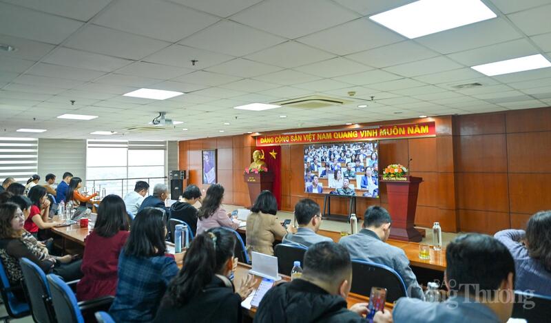 La sede del Ministerio de Industria y Comercio, ubicada en el número 655 de la calle Pham Van Dong, en el barrio Nghia Do de Hanói, está celebrando una reunión para estudiar, comprender e implementar la Resolución del XIV Congreso Nacional del Partido.
