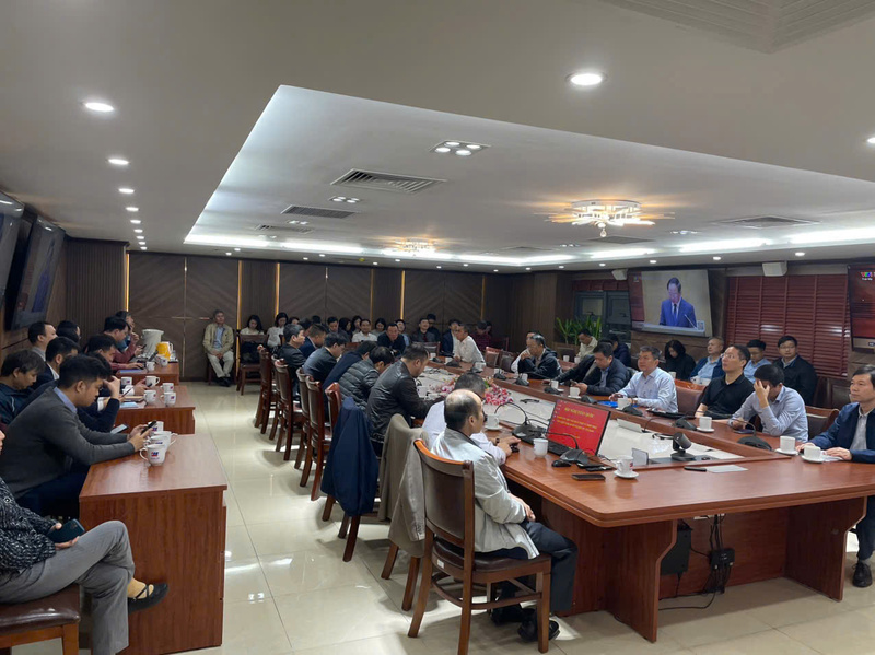 Galería fotográfica: Organizaciones del Partido dependientes del Comité del Partido del Ministerio de Industria y Comercio que estudian la Resolución del XIV Congreso Nacional del Partido - 9