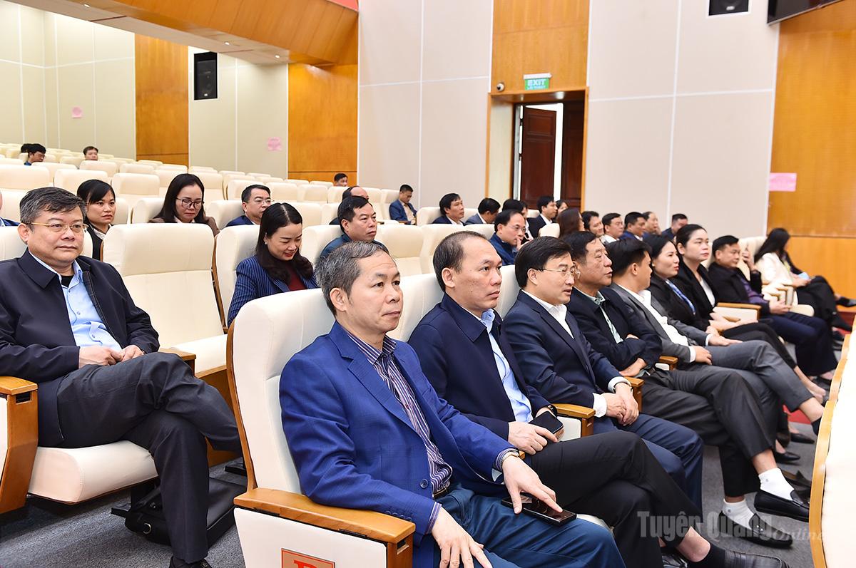 Lãnh đạo các sở, ngành dự hội nghị.