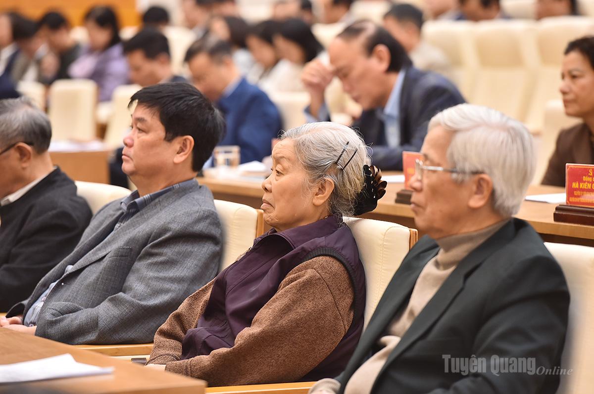 Các đồng chí nguyên Ủy viên Ban Thường vụ Tỉnh ủy dự hội nghị.
