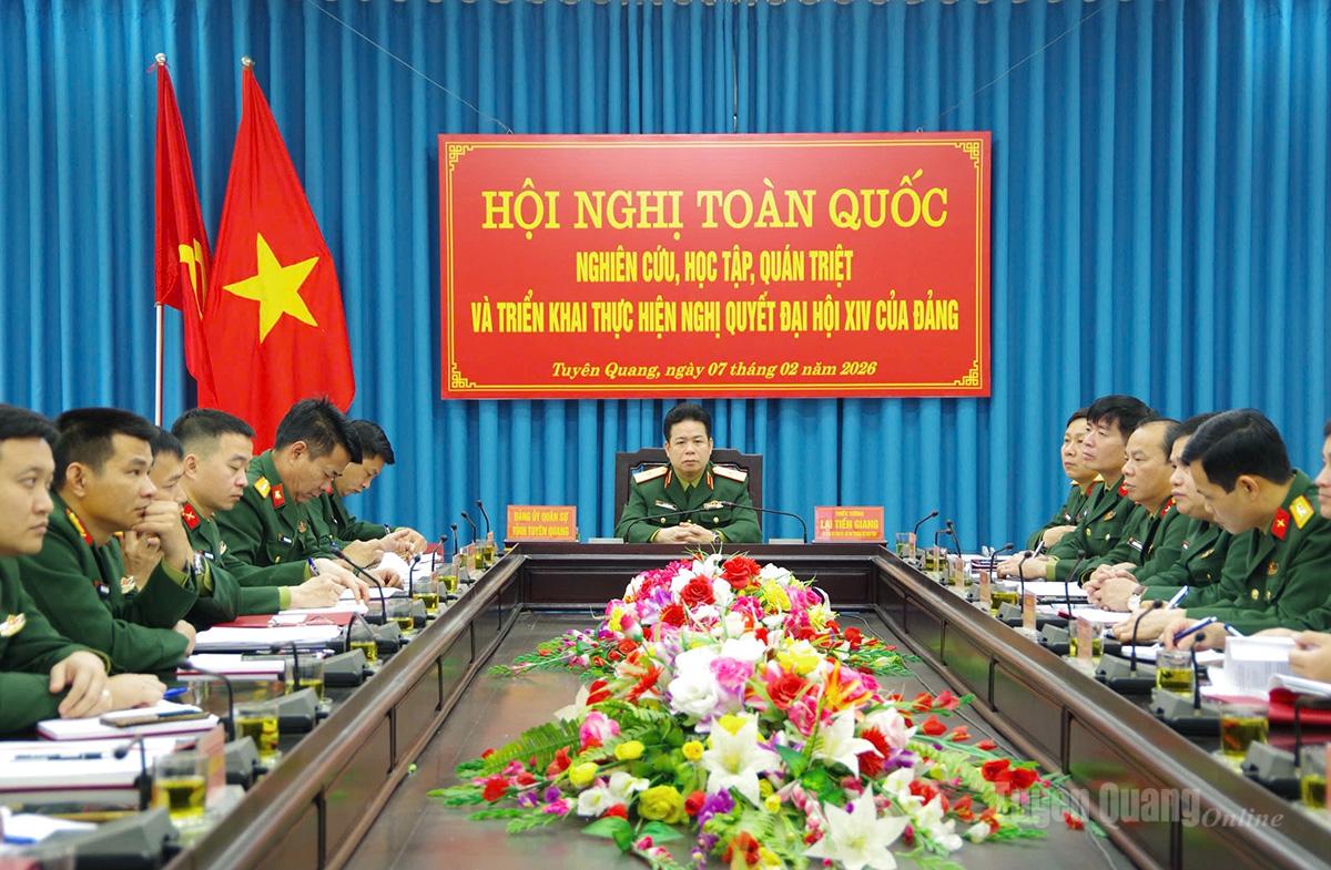 Thiếu tướng Lại Tiến Giang, Ủy viên Ban Thường vụ Tỉnh ủy, Chỉ huy trưởng Bộ CHQS tỉnh chủ trì tại điểm cầu Bộ CHQS tỉnh. Ảnh: Thuỳ Lê