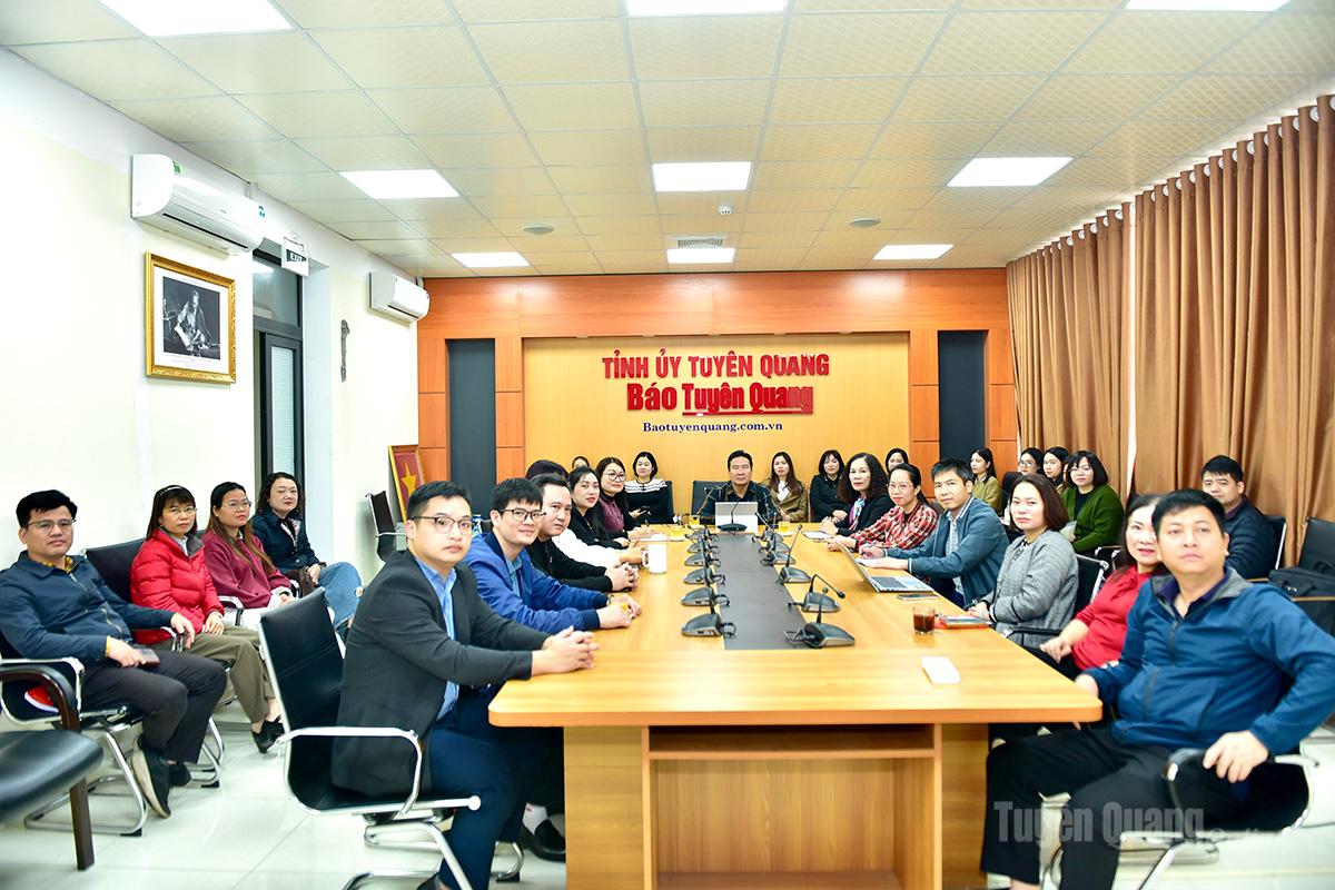 Các đại biểu dự hội nghị tại điểm cầu Báo và phát thanh, truyền hình Tuyên Quang. Ảnh: Lý Thịnh.