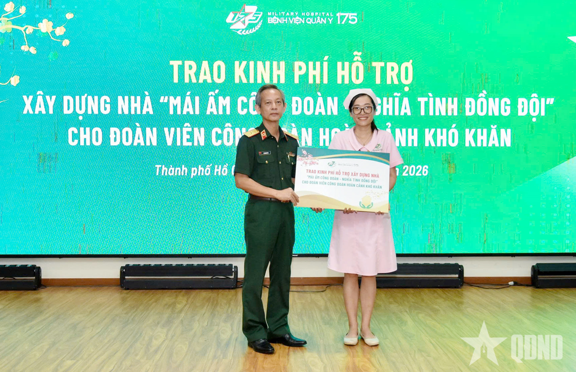 Bệnh viện trao kinh phí hỗ trợ xây dựng nhà 