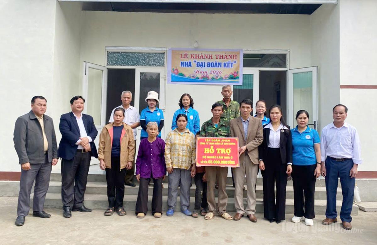 Đại biểu trao kinh phí và bàn giao nhà cho gia đình ông Trần Văn Sửu.