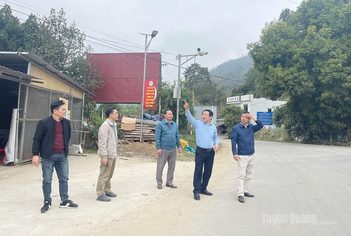 Lãnh đạo Trung tâm Khuyến công và Xúc tiến Công thương đi khảo sát thực tế tại xã Hồng Thái việc triển khai chương trình tiết kiệm năng lượng.