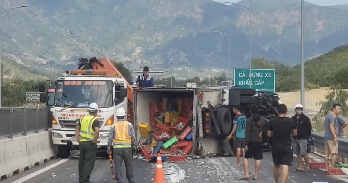 Tai nạn trên cao tốc Cam Lâm - Vĩnh Hảo, giao thông ùn tắc - Vietnam.vn