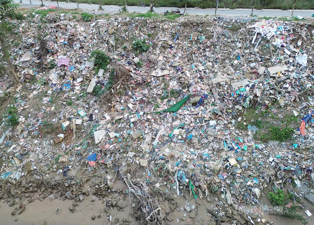 Abfälle verschmutzen nicht nur Wasserquellen, sondern bergen auch das Risiko, Krankheitserreger zu übertragen.