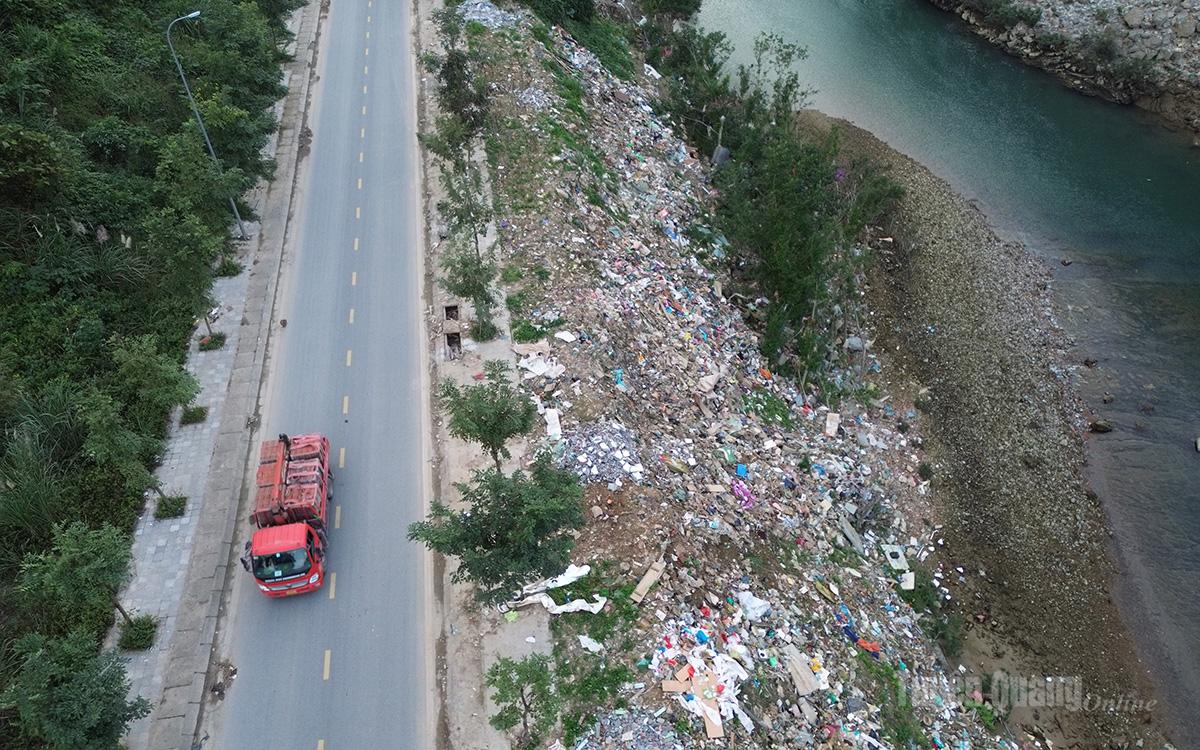 Ein Abschnitt des Mien-Flussufers entlang der Phung Hung Straße ist zu einer Müllkippe geworden.