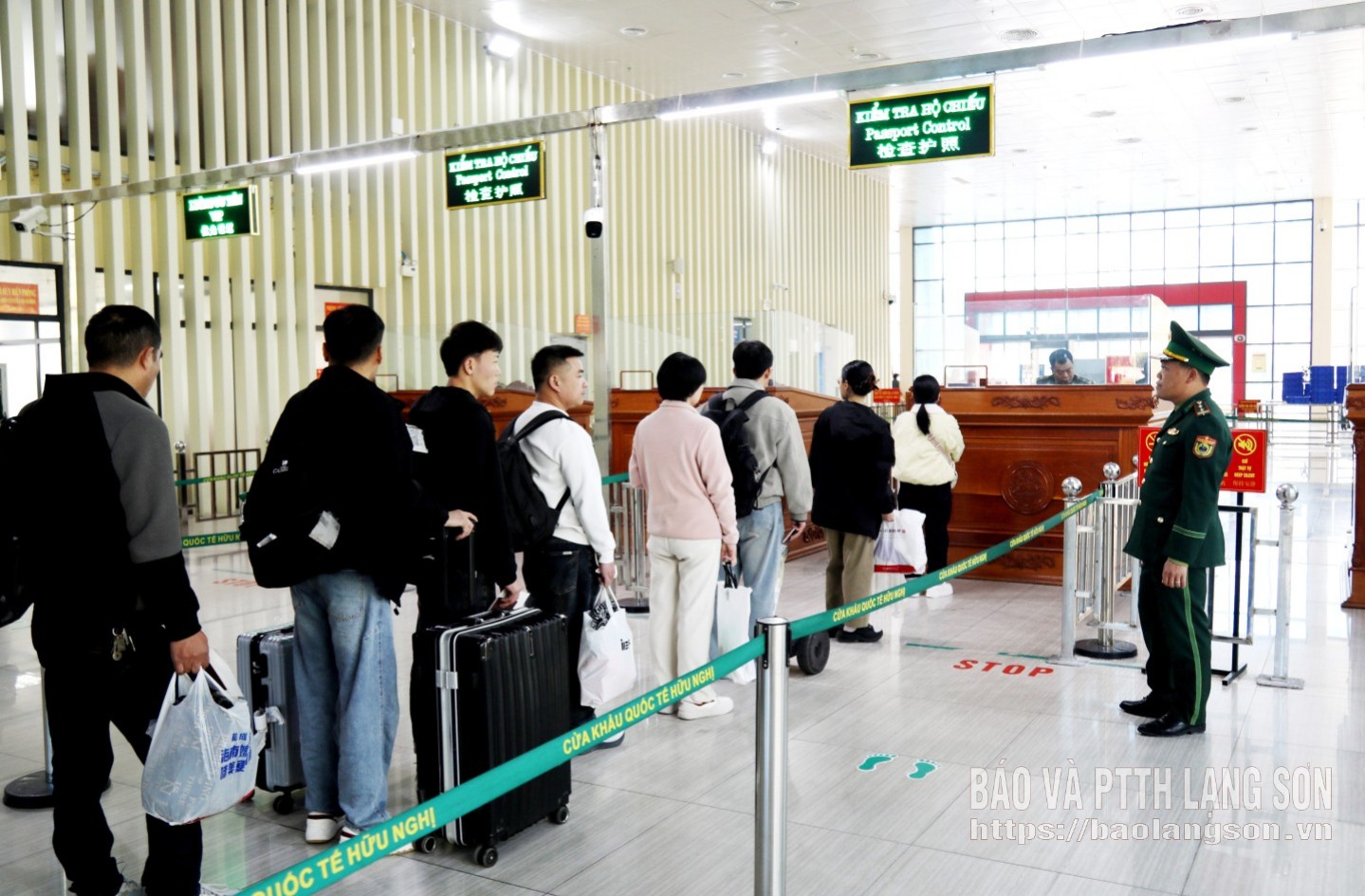 Lực lượng bộ đội biên phòng làm thủ tục cho khách XNC qua Cửa khẩu quốc tế Hữu Nghị
