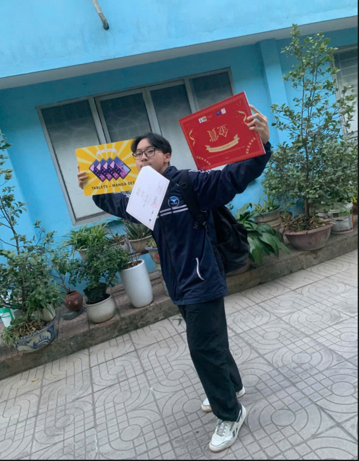 Tien Doan sostuvo felizmente su certificado JLPT N1 con una puntuación perfecta de 180/180 en sus manos.