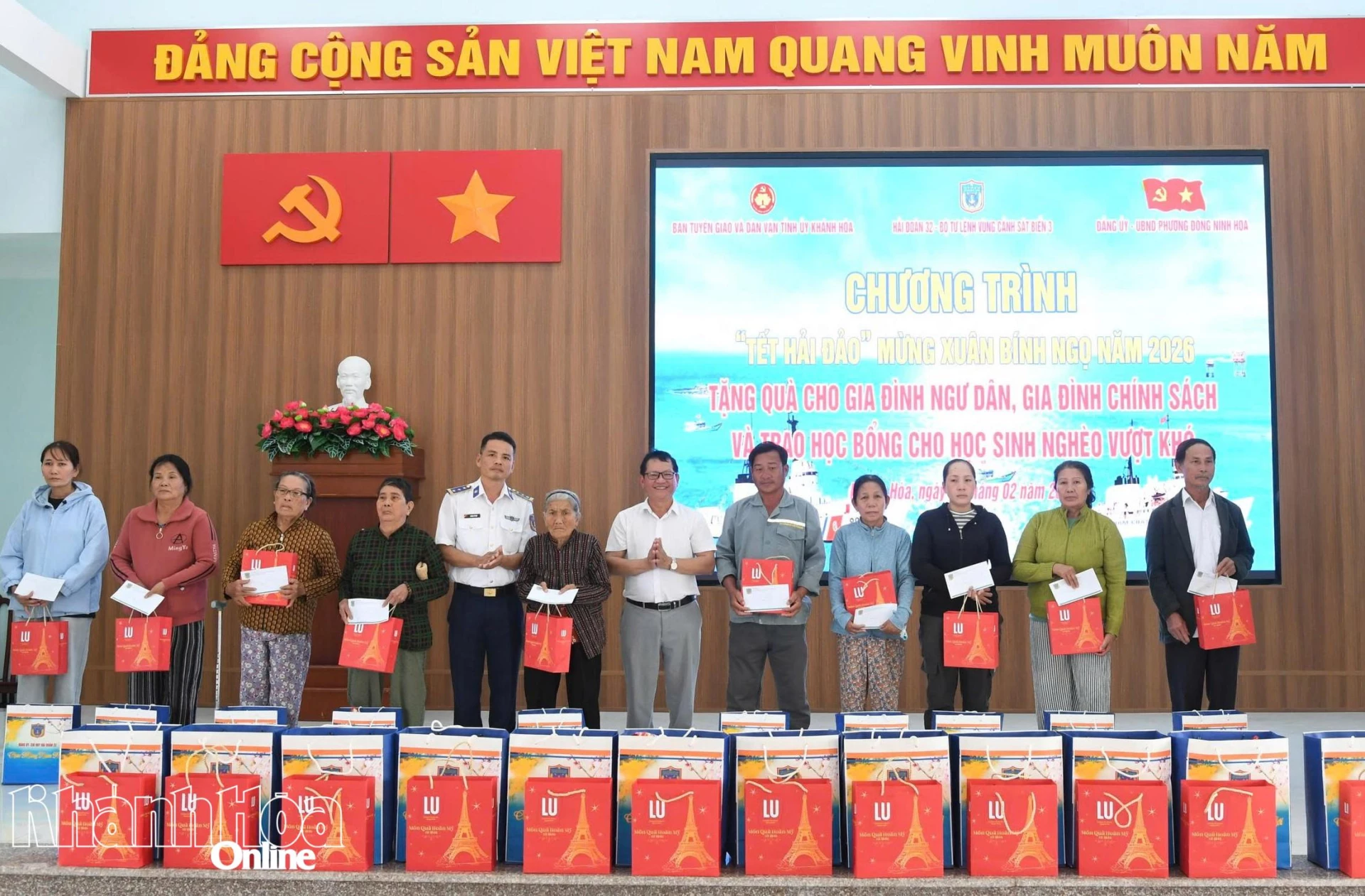 Representantes de diversas organizaciones entregaron regalos a familias en circunstancias difíciles.