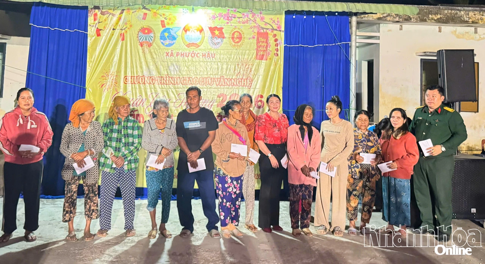 Ban tổ chức trao quà cho các hộ dân.