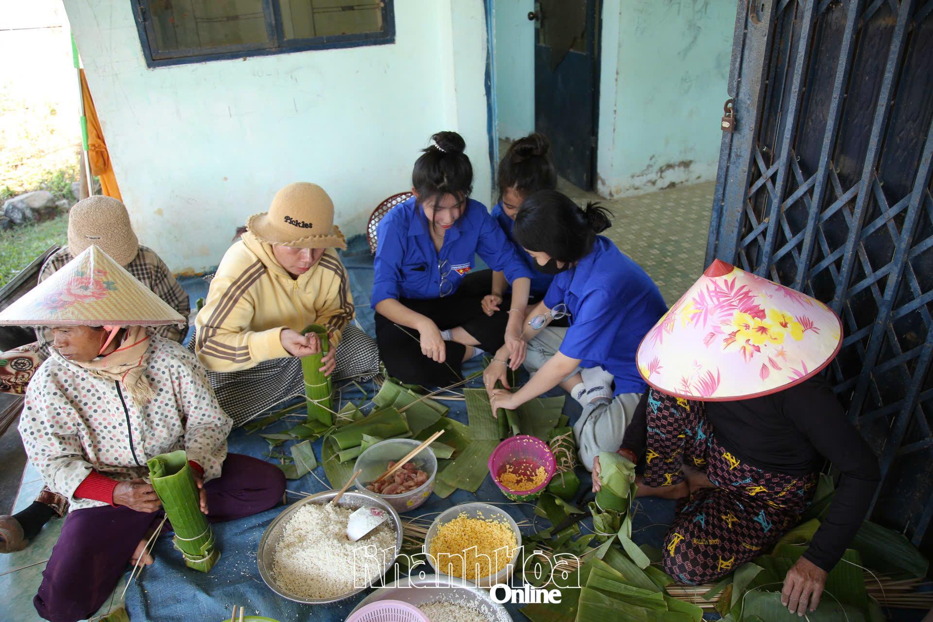 Chương trình gói bánh chưng, bánh tét.