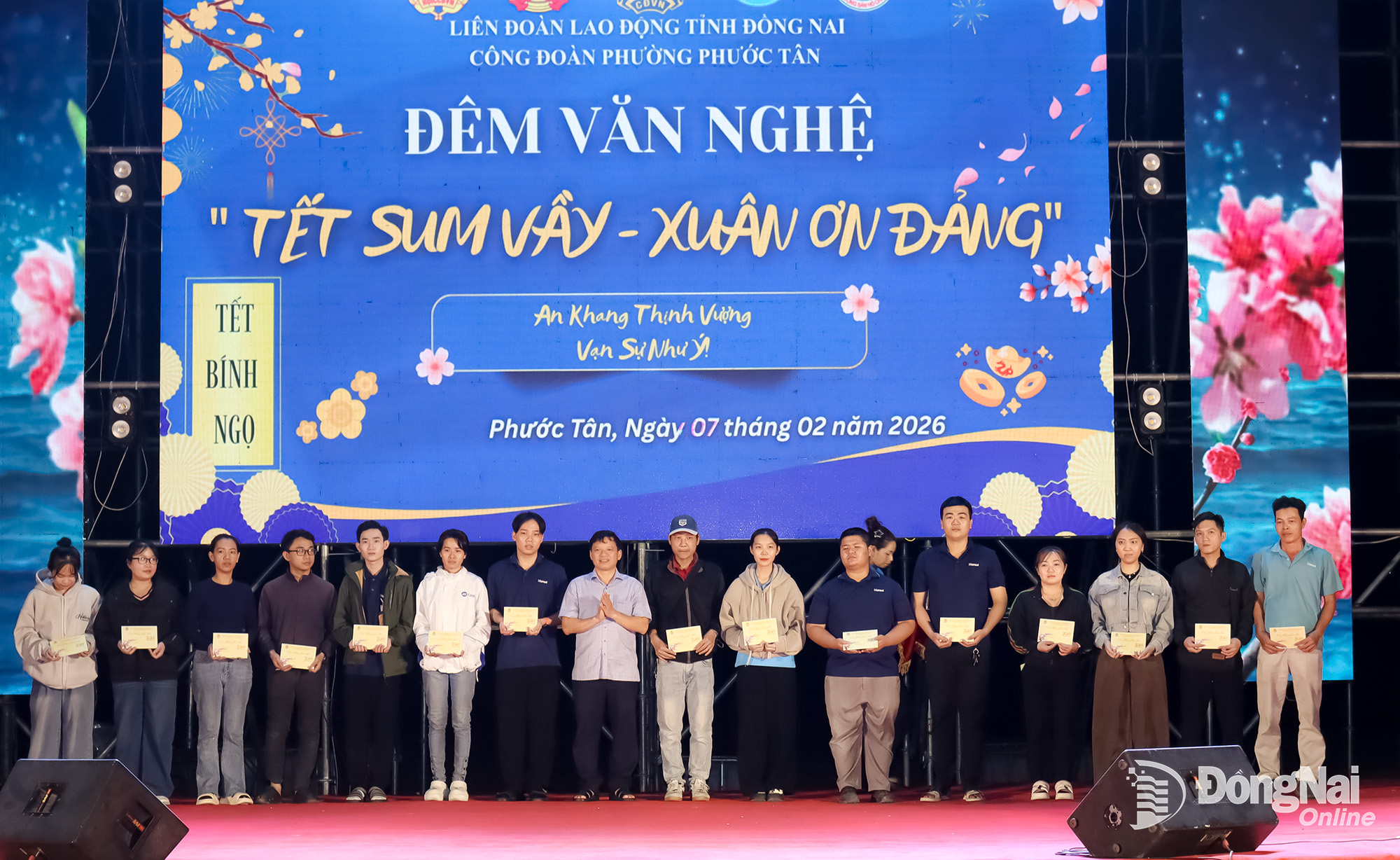 Mr. Nguyen Quoc Vuong, Vice Chairman of Phuoc Tan Ward People's Committee, presents gifts to union members and workers. Photo: Hoang Loc