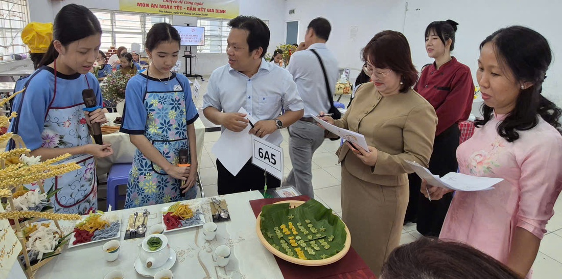 Tự tay sên mứt, đồ xôi, học sinh TP.HCM học văn hóa Tết qua hội thi ở trường - Ảnh 1.
