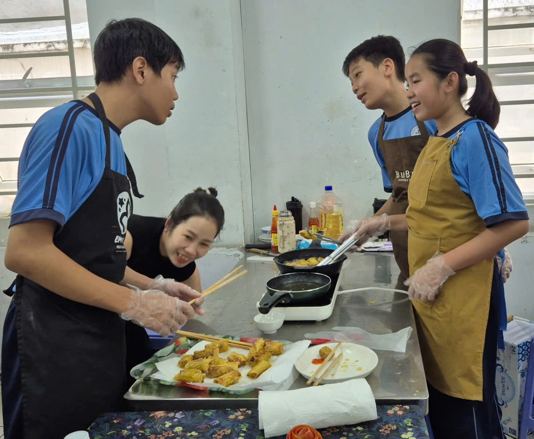 Tự tay sên mứt, đồ xôi, học sinh TP.HCM học văn hóa Tết qua hội thi ở trường - Ảnh 4.