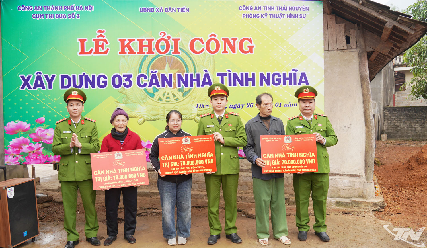 Le département technique médico-légal de la police provinciale de Thai Nguyen, en coordination avec le groupe d'émulation n° 2 de la police de la ville de Hanoï, a soutenu la construction de trois maisons de charité dans la commune de Dan Tien.
