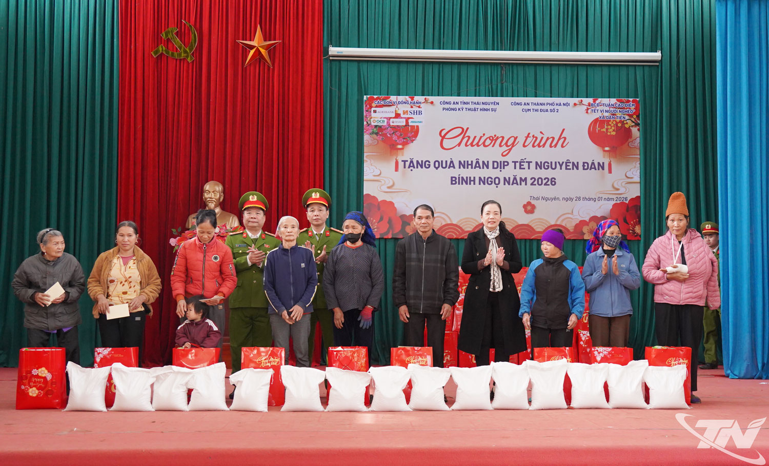 Distribution de cadeaux du Têt aux familles défavorisées de la commune de Dan Tien.
