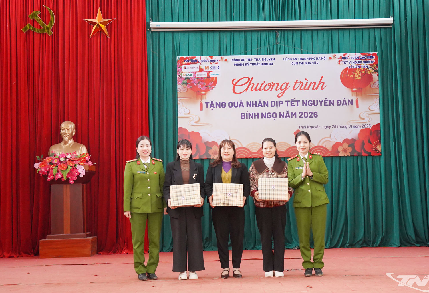 Présentation de robes traditionnelles vietnamiennes (áo dài) aux femmes de la commune de Dan Tien.