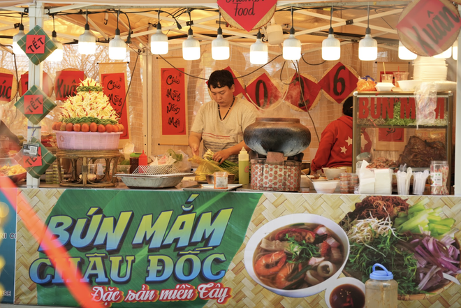 Lễ hội ẩm thực xuân ở Cần Giờ đông nghịt khách - Ảnh 3.