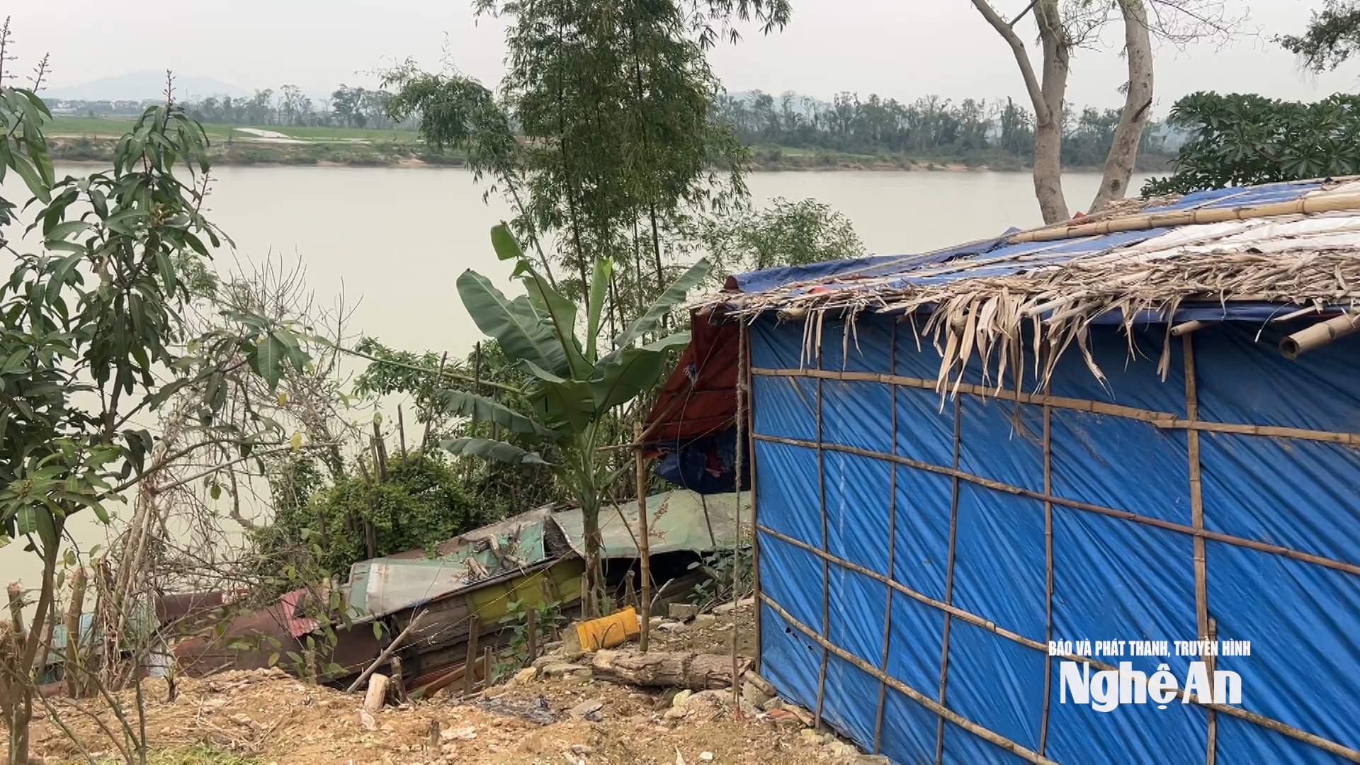 La capanna e la barca da pesca sono state danneggiate. Foto di Ngoc Dung