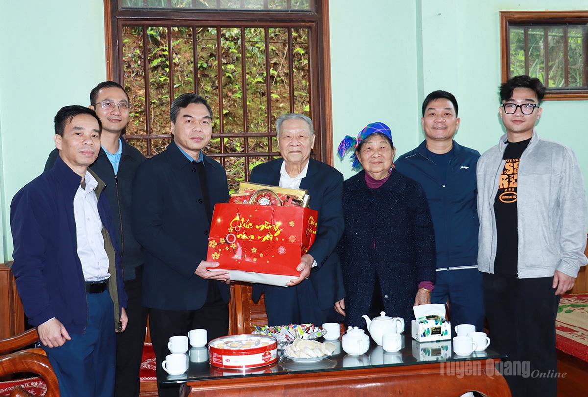 Phó Bí thư Tỉnh ủy, Chủ tịch Ủy ban MTTQ tỉnh Ma Thế Hồng tặng quà đồng chí Hoàng Văn Vương, nguyên Phó Bí thư Thường trực Tỉnh ủy.
