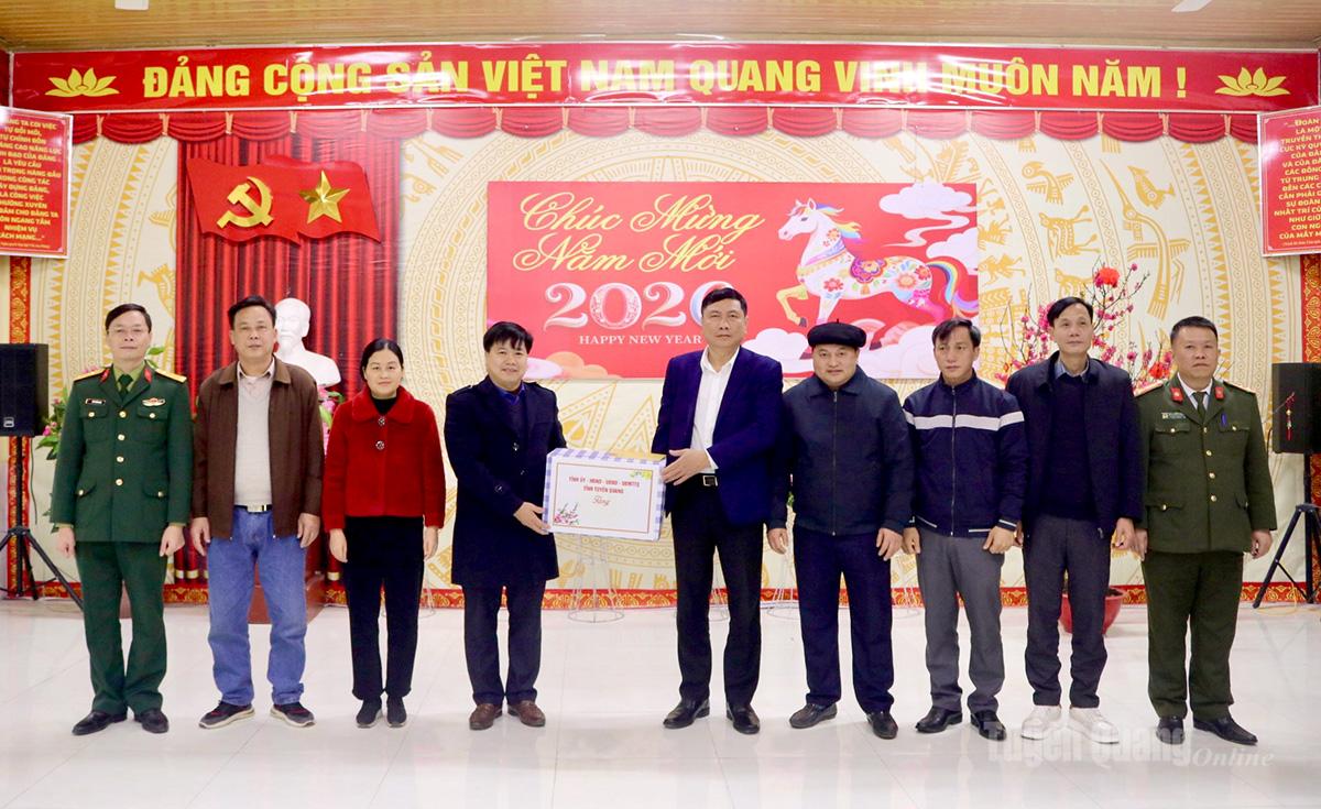 Comrade Phung Tien Quan, Head of the Provincial Party Committee's Internal Affairs Department, presented gifts from the Provincial Party Committee, Provincial People's Council, Provincial People's Committee, and Provincial Fatherland Front Committee to Nghia Thuan commune.