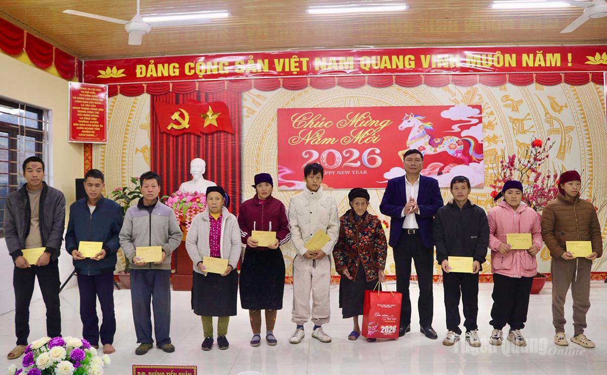 Comrade Phung Tien Quan, Head of the Provincial Party Committee's Internal Affairs Department, presented gifts to policy beneficiary families, the elderly, and poor households in Nghia Thuan commune.